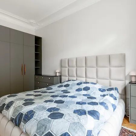 Prestigious 4br - Sleeps 9 - Trocadero Apartment *